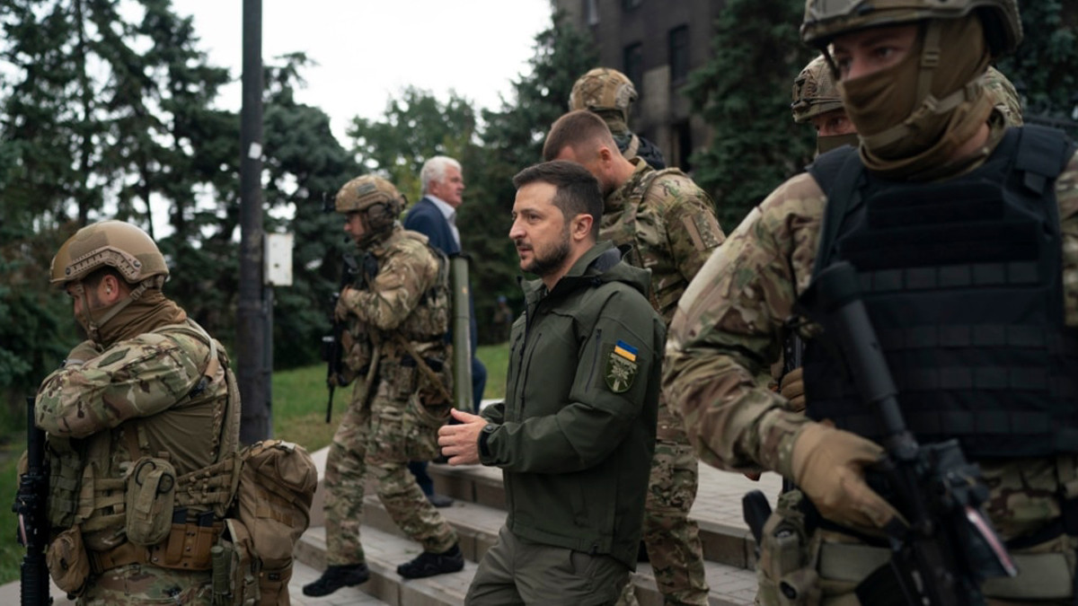 Ukrainian President visits recaptured Izium